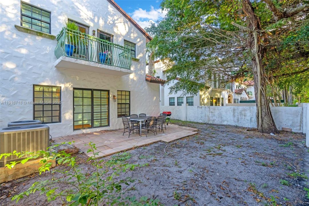 Activo con contrato: $3,950 (3 camas, 2 baños, 2658 Pies cuadrados)