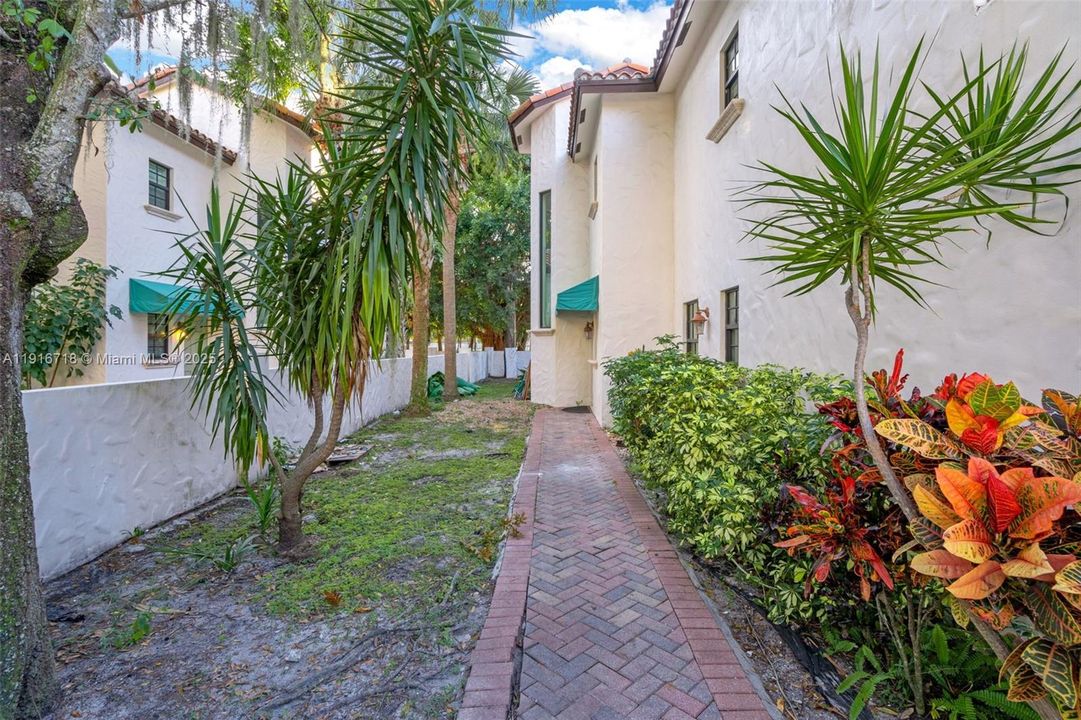 Activo con contrato: $3,950 (3 camas, 2 baños, 2658 Pies cuadrados)