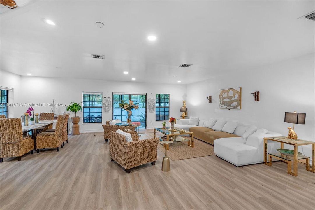 Activo con contrato: $3,950 (3 camas, 2 baños, 2658 Pies cuadrados)