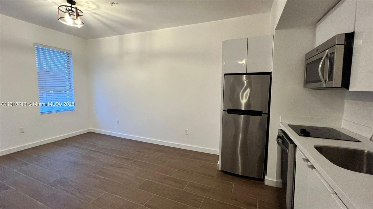 For Rent: $3,200 (2 beds, 2 baths, 667 Square Feet)