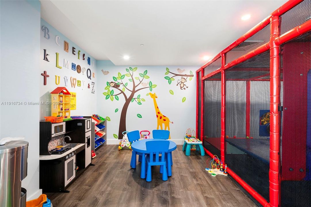 For Rent: $5,000 (2 beds, 2 baths, 1435 Square Feet)