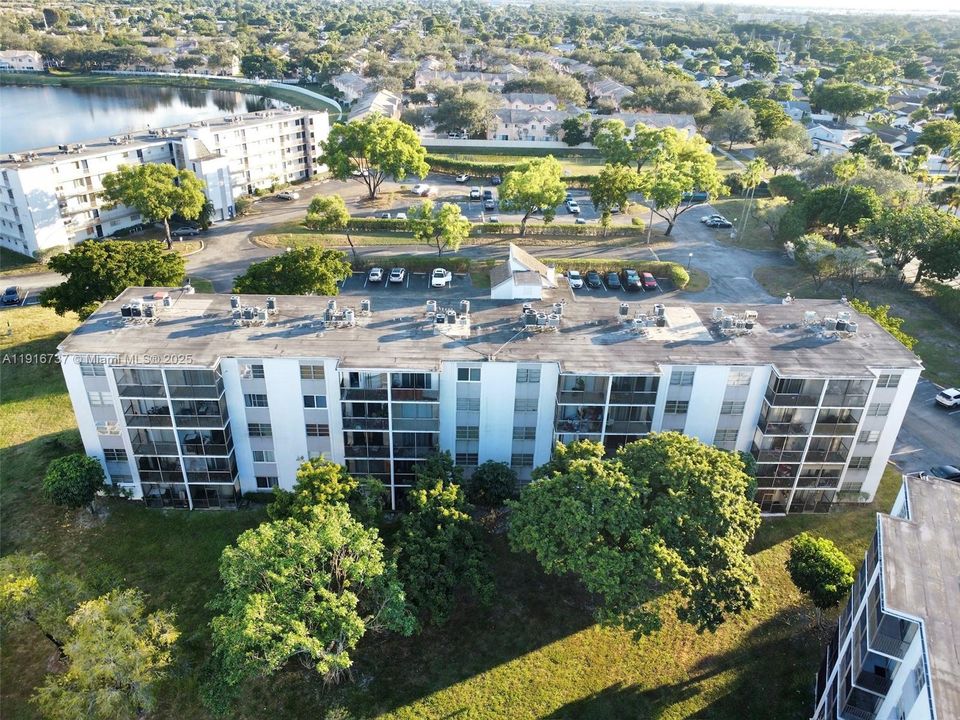 For Sale: $230,000 (2 beds, 2 baths, 832 Square Feet)