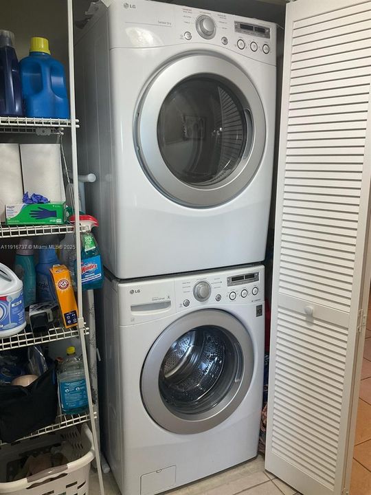 For Sale: $230,000 (2 beds, 2 baths, 832 Square Feet)