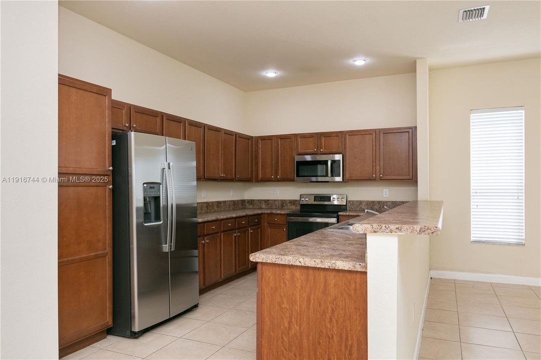 Activo con contrato: $3,500 (3 camas, 2 baños, 2120 Pies cuadrados)