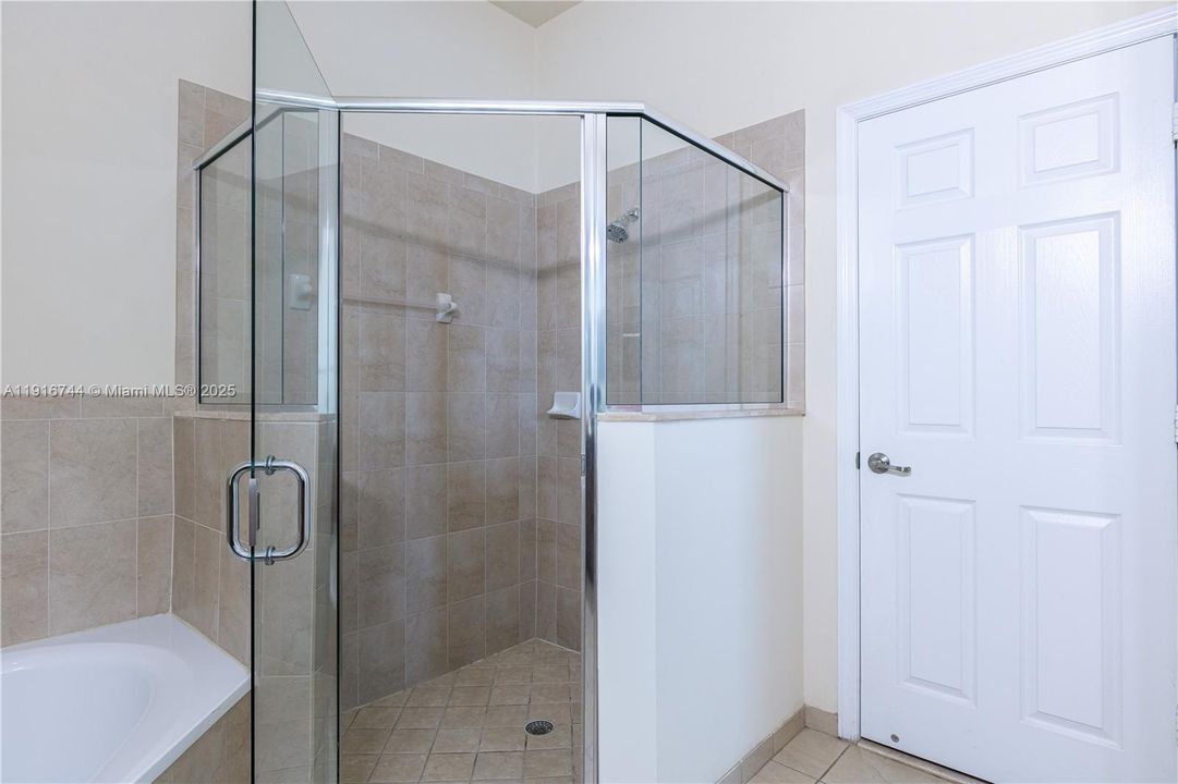 Activo con contrato: $3,500 (3 camas, 2 baños, 2120 Pies cuadrados)