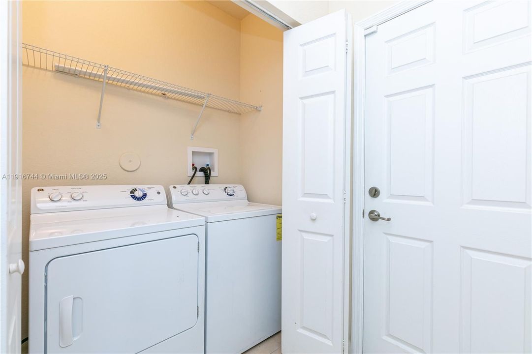 Activo con contrato: $3,500 (3 camas, 2 baños, 2120 Pies cuadrados)