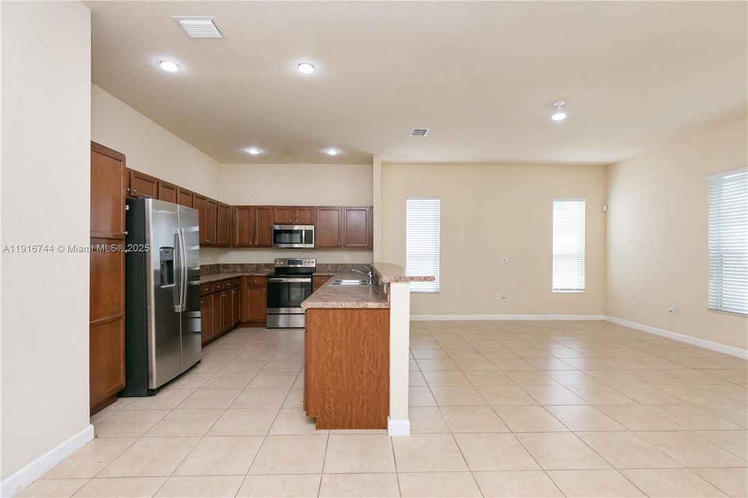 Activo con contrato: $3,500 (3 camas, 2 baños, 2120 Pies cuadrados)