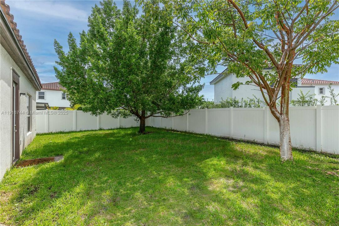 Activo con contrato: $3,500 (3 camas, 2 baños, 2120 Pies cuadrados)