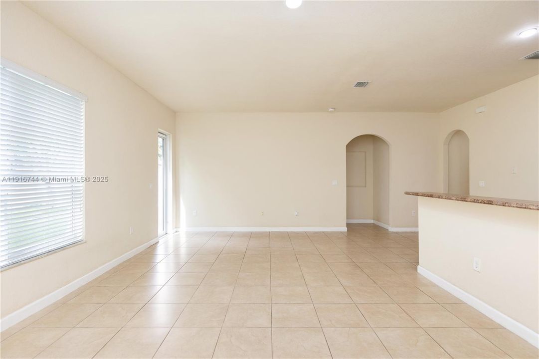 Activo con contrato: $3,500 (3 camas, 2 baños, 2120 Pies cuadrados)