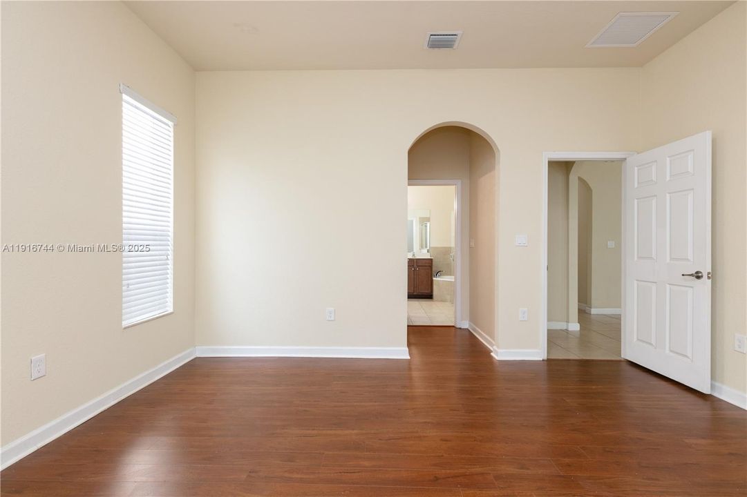 Activo con contrato: $3,500 (3 camas, 2 baños, 2120 Pies cuadrados)