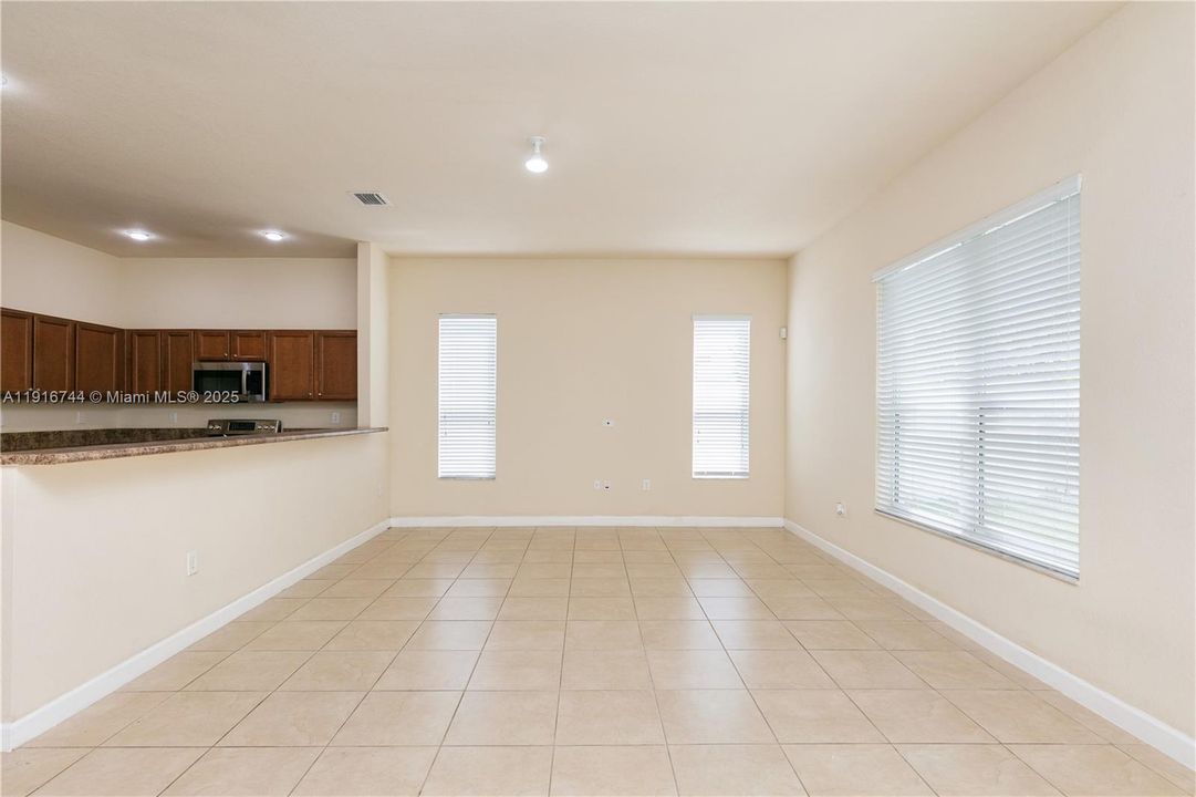 Activo con contrato: $3,500 (3 camas, 2 baños, 2120 Pies cuadrados)