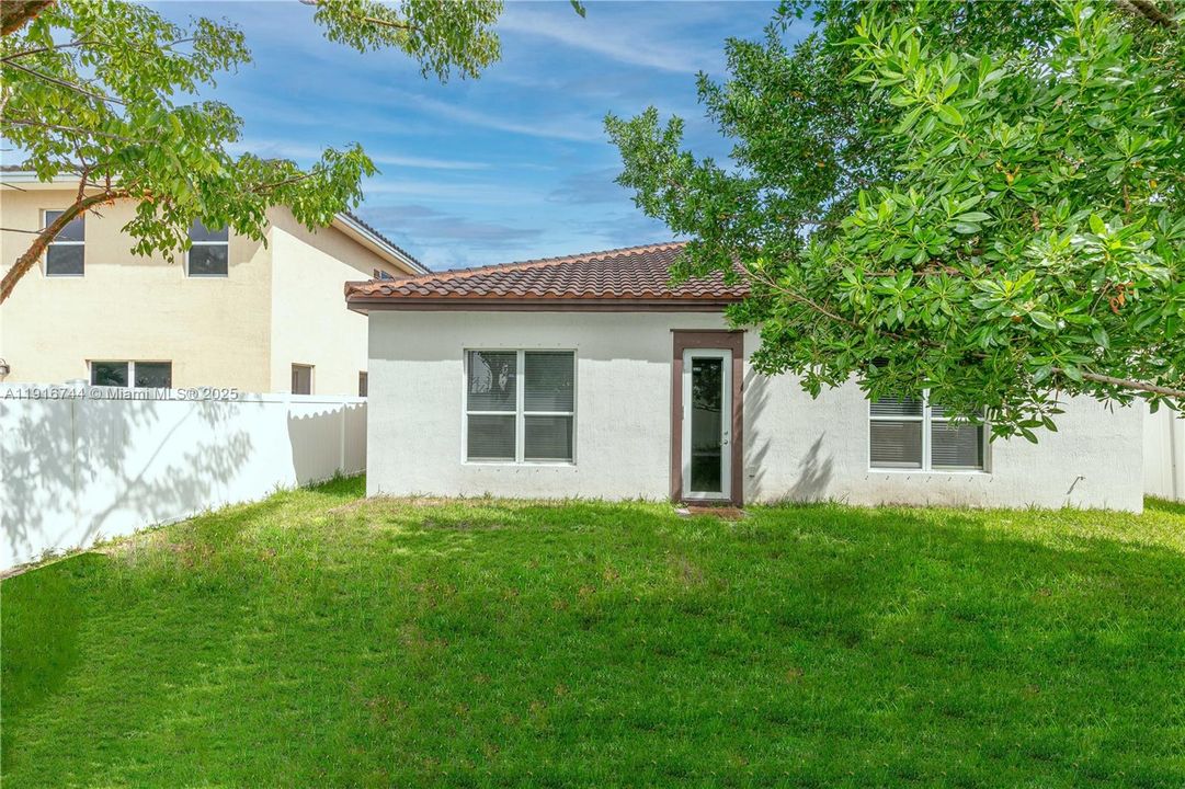 Activo con contrato: $3,500 (3 camas, 2 baños, 2120 Pies cuadrados)