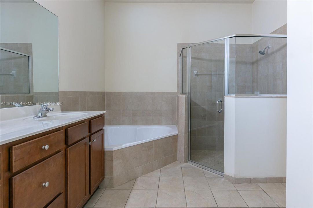 Activo con contrato: $3,500 (3 camas, 2 baños, 2120 Pies cuadrados)