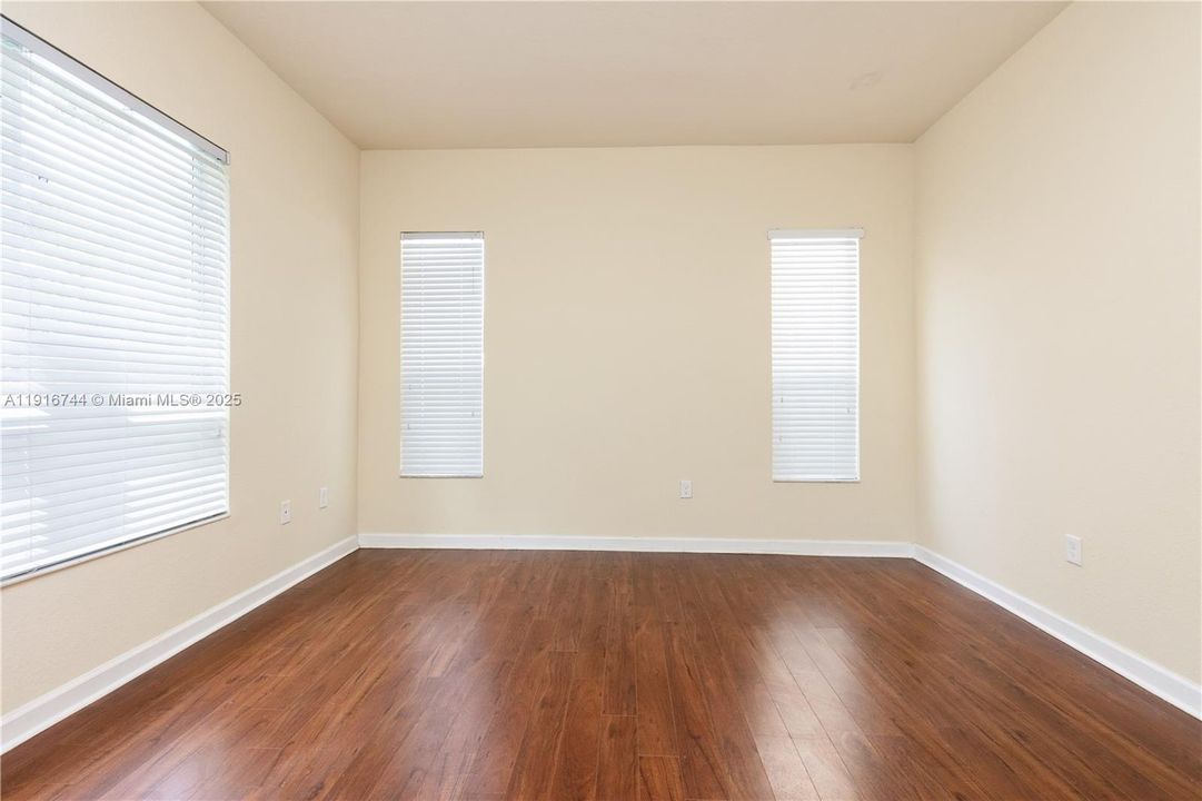 Activo con contrato: $3,500 (3 camas, 2 baños, 2120 Pies cuadrados)