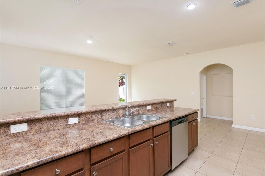 Activo con contrato: $3,500 (3 camas, 2 baños, 2120 Pies cuadrados)