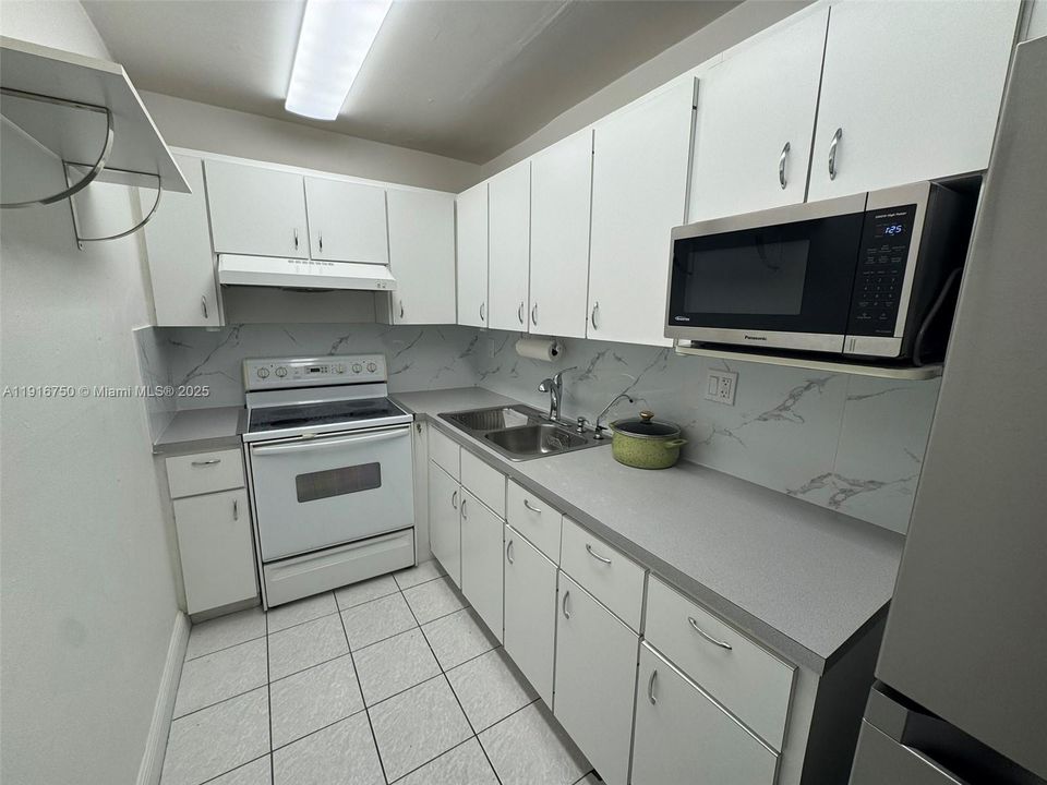 Active With Contract: $1,900 (2 beds, 2 baths, 793 Square Feet)