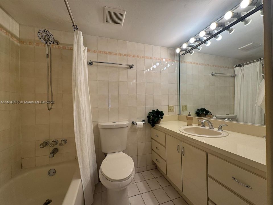 Active With Contract: $1,900 (2 beds, 2 baths, 793 Square Feet)