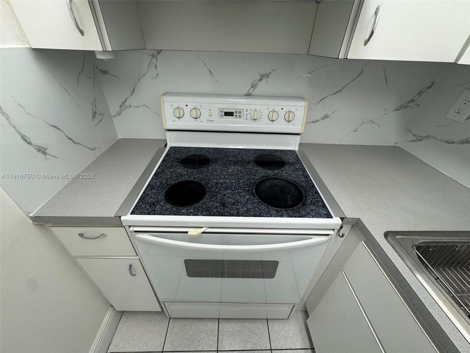 Active With Contract: $1,900 (2 beds, 2 baths, 793 Square Feet)