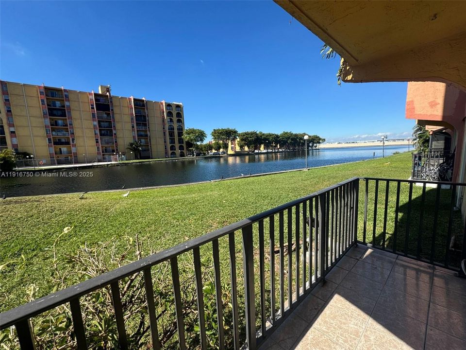 Active With Contract: $1,900 (2 beds, 2 baths, 793 Square Feet)