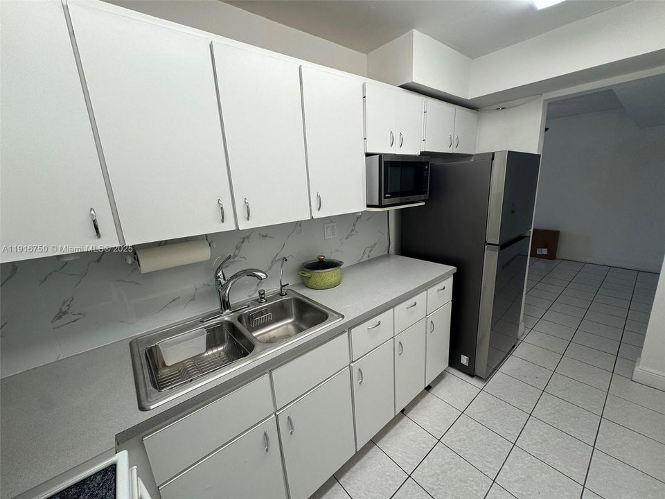 Active With Contract: $1,900 (2 beds, 2 baths, 793 Square Feet)