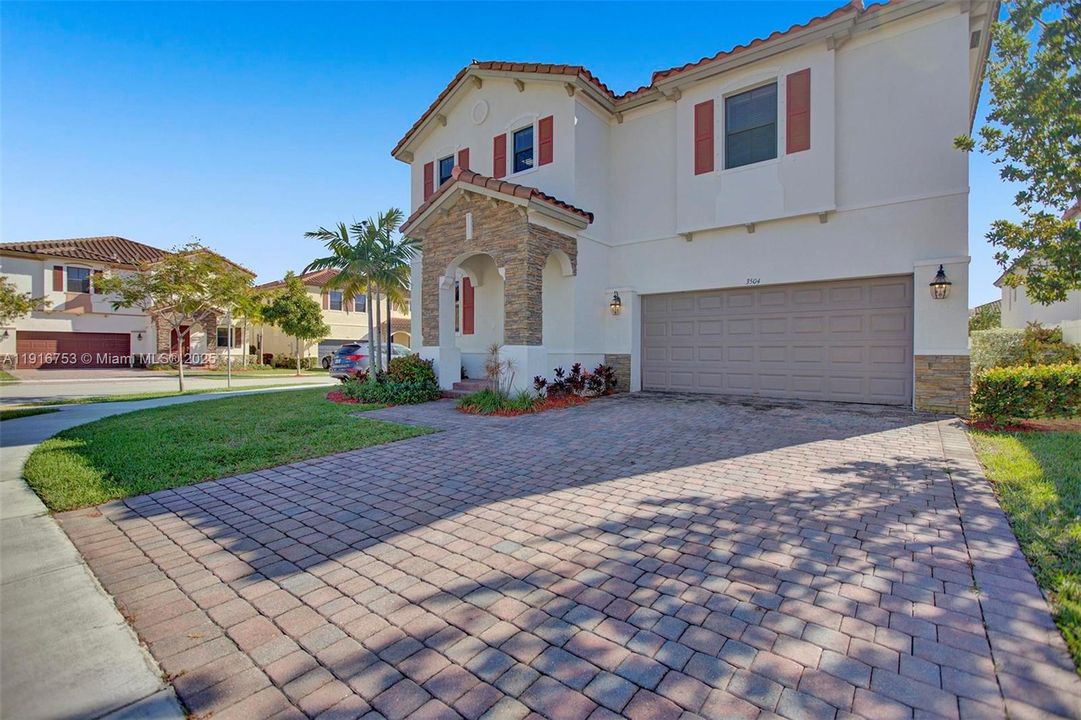 В аренду: $5,000 (5 спален, 3 ванн, 3316 Квадратных фут)