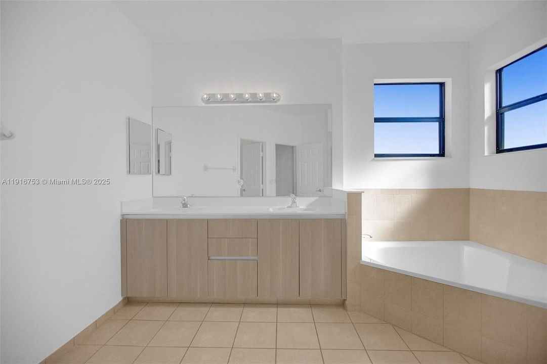 В аренду: $5,000 (5 спален, 3 ванн, 3316 Квадратных фут)