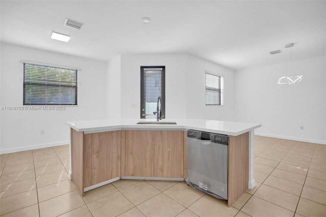 В аренду: $5,000 (5 спален, 3 ванн, 3316 Квадратных фут)