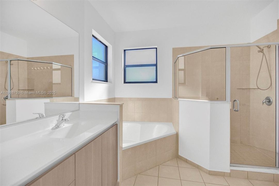 В аренду: $5,000 (5 спален, 3 ванн, 3316 Квадратных фут)