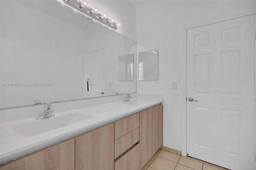 В аренду: $5,000 (5 спален, 3 ванн, 3316 Квадратных фут)