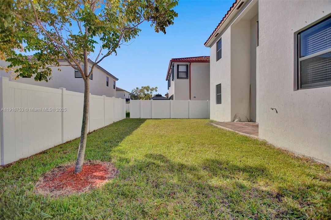 В аренду: $5,000 (5 спален, 3 ванн, 3316 Квадратных фут)