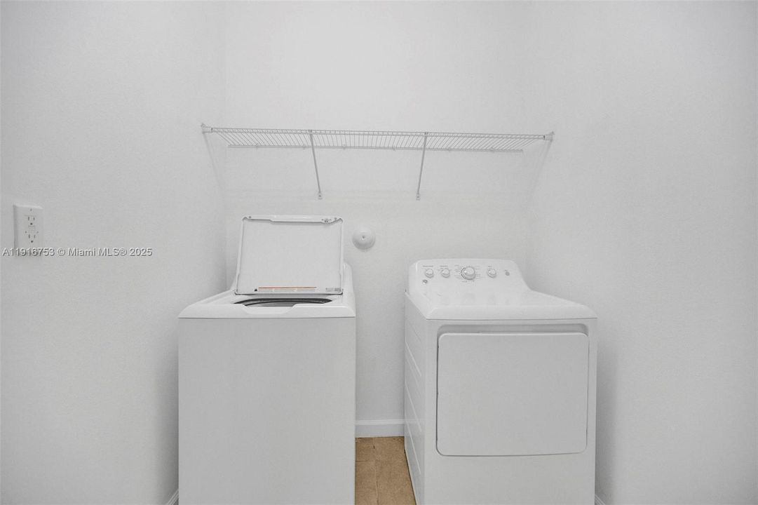 В аренду: $5,000 (5 спален, 3 ванн, 3316 Квадратных фут)