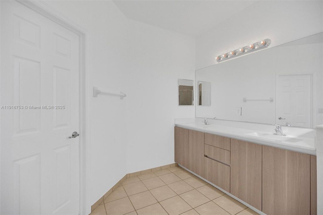 В аренду: $5,000 (5 спален, 3 ванн, 3316 Квадратных фут)