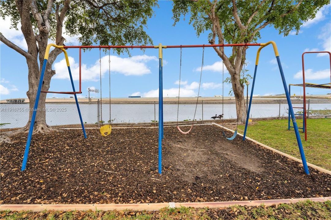 For Sale: $320,000 (3 beds, 2 baths, 1024 Square Feet)