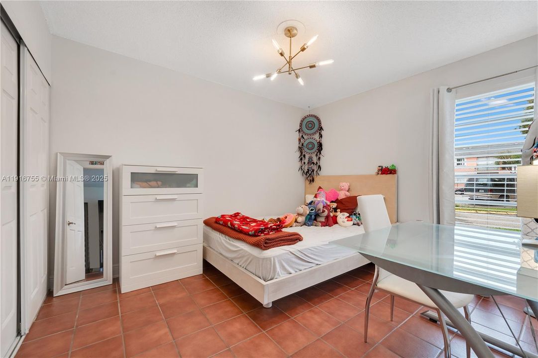 For Sale: $320,000 (3 beds, 2 baths, 1024 Square Feet)