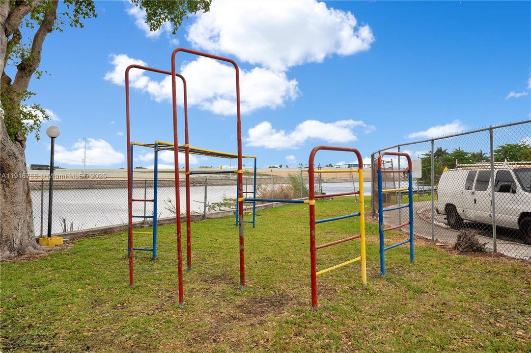 For Sale: $320,000 (3 beds, 2 baths, 1024 Square Feet)