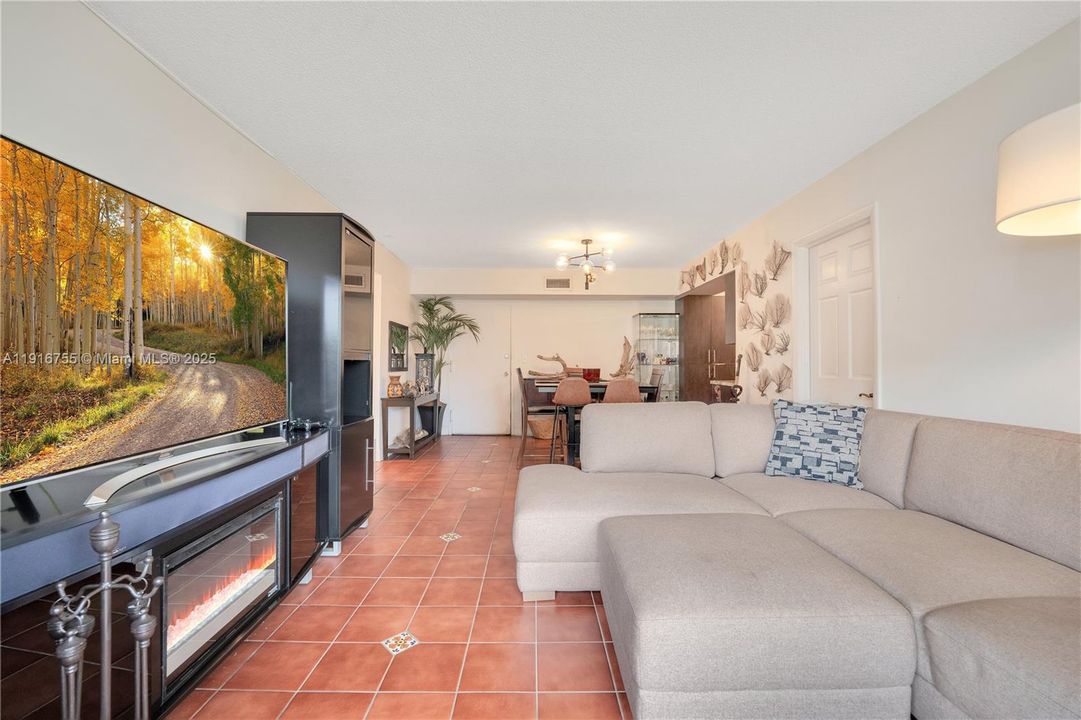 For Sale: $320,000 (3 beds, 2 baths, 1024 Square Feet)