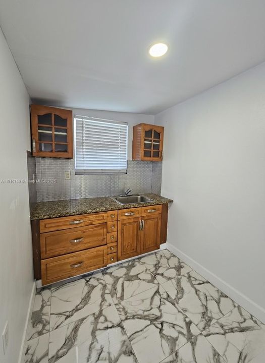 For Rent: $1,400 (1 beds, 1 baths, 1422 Square Feet)