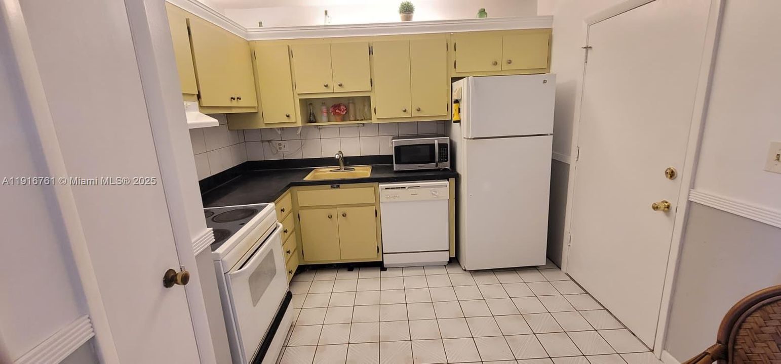 For Sale: $99,000 (1 beds, 1 baths, 812 Square Feet)