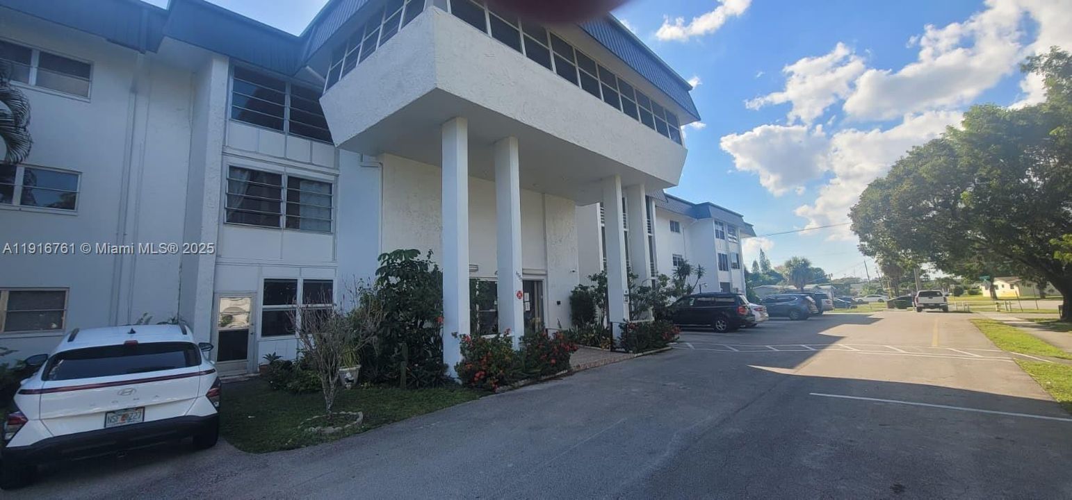 For Sale: $99,000 (1 beds, 1 baths, 812 Square Feet)