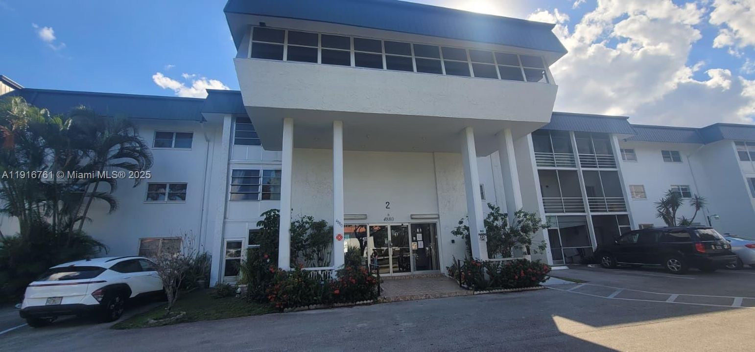 For Sale: $99,000 (1 beds, 1 baths, 812 Square Feet)