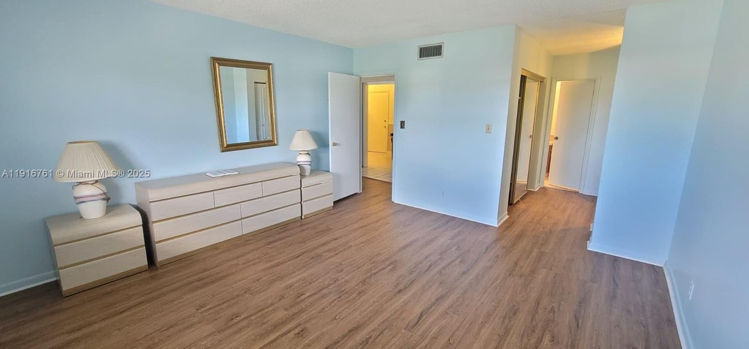 For Sale: $99,000 (1 beds, 1 baths, 812 Square Feet)