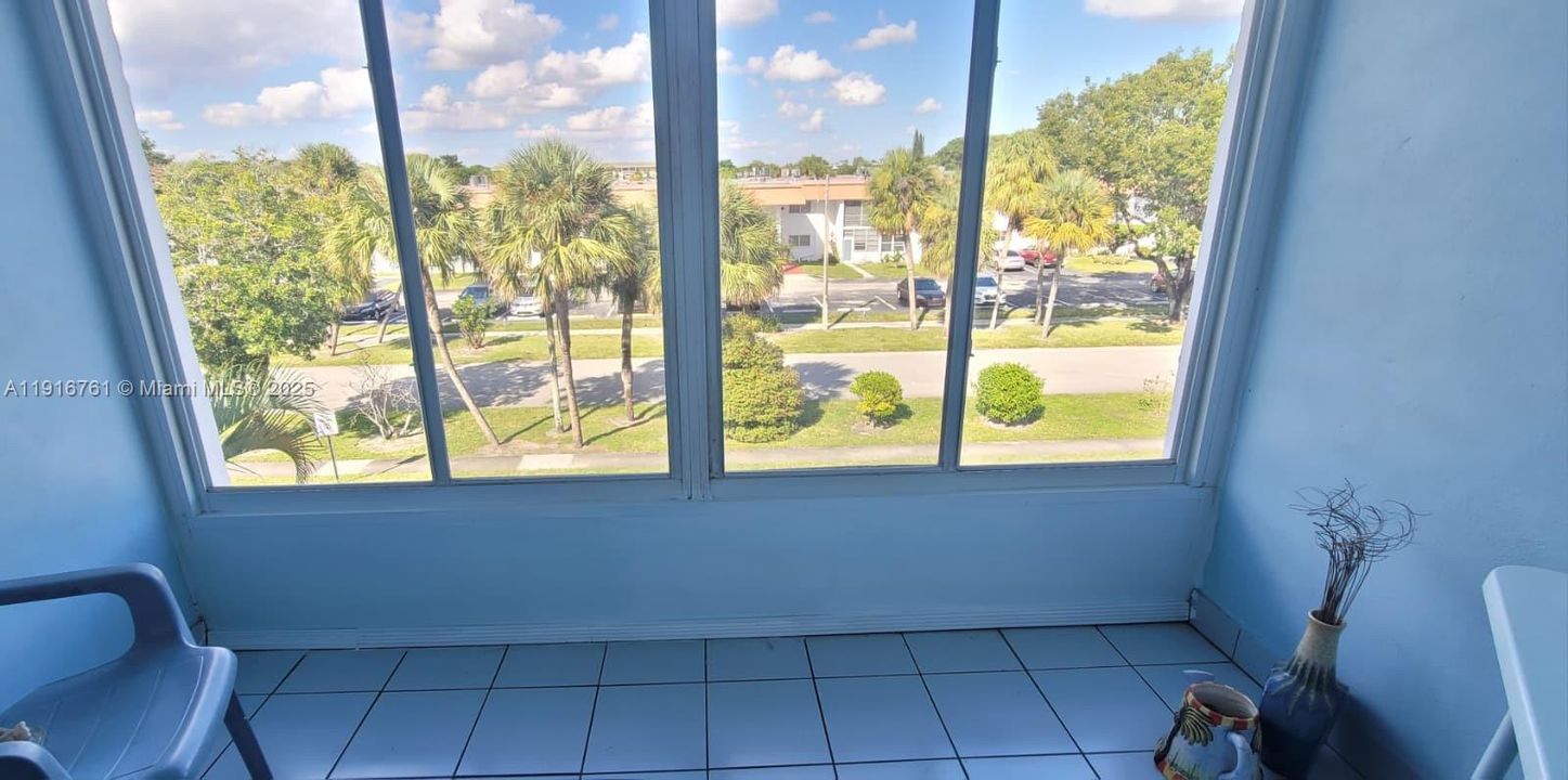 For Sale: $99,000 (1 beds, 1 baths, 812 Square Feet)