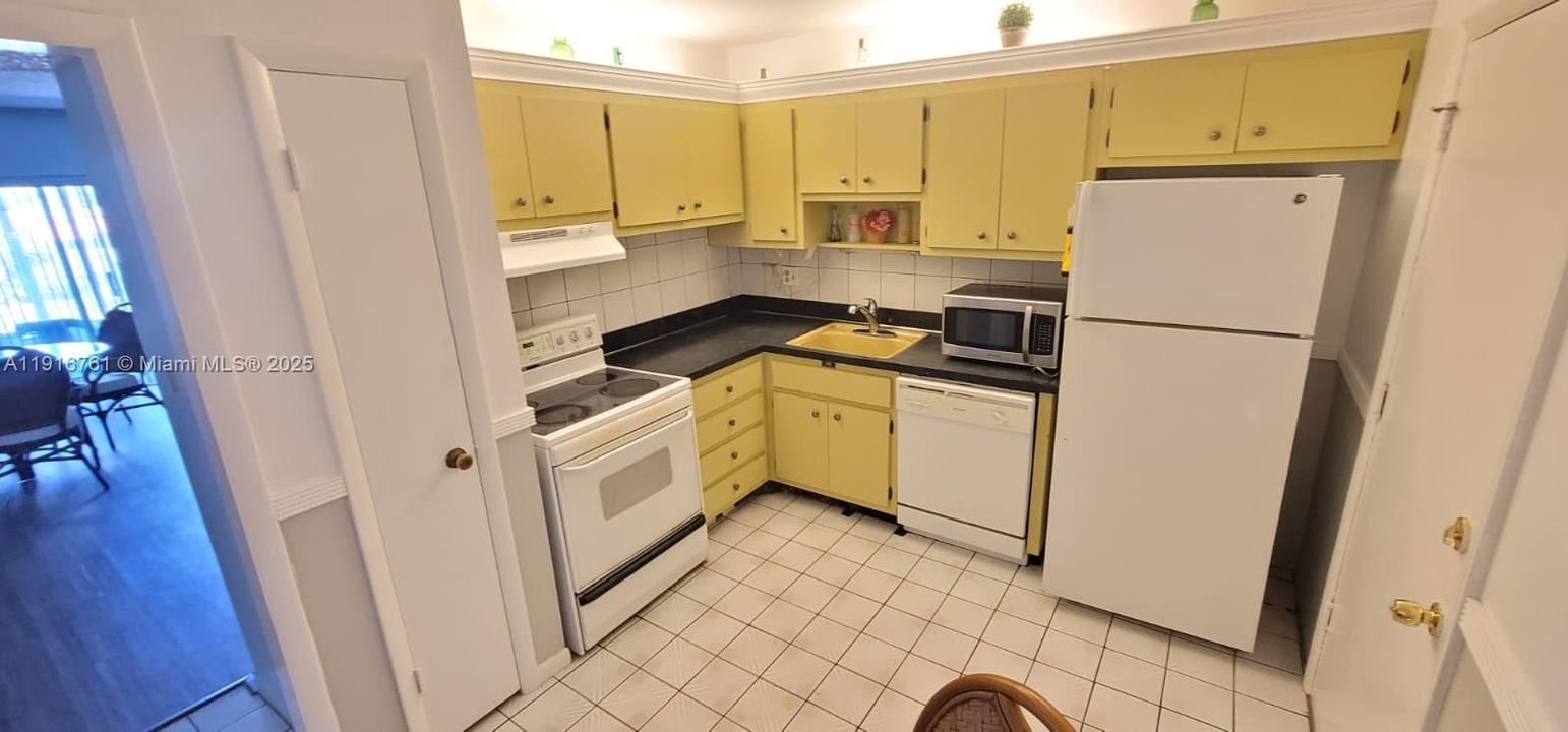 For Sale: $99,000 (1 beds, 1 baths, 812 Square Feet)