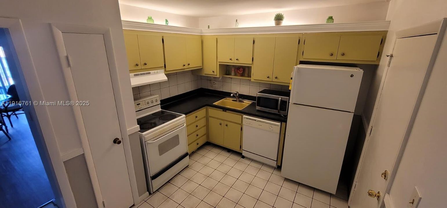 For Sale: $99,000 (1 beds, 1 baths, 812 Square Feet)