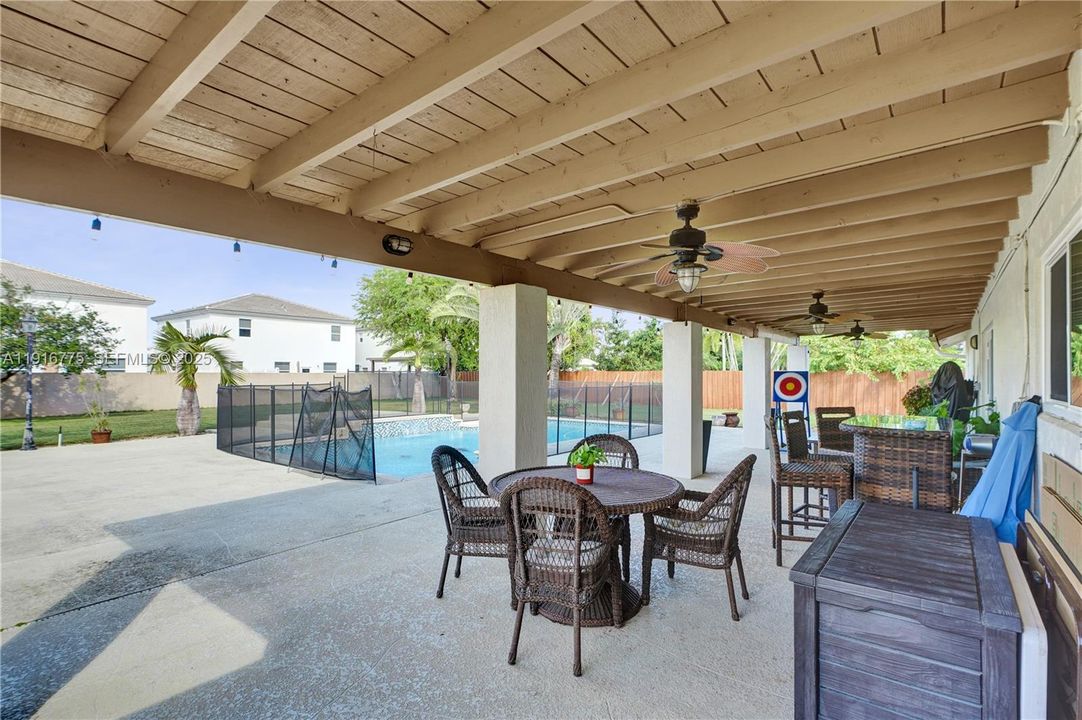 待售: $950,000 (4 贝兹, 2 浴室, 2341 平方英尺)