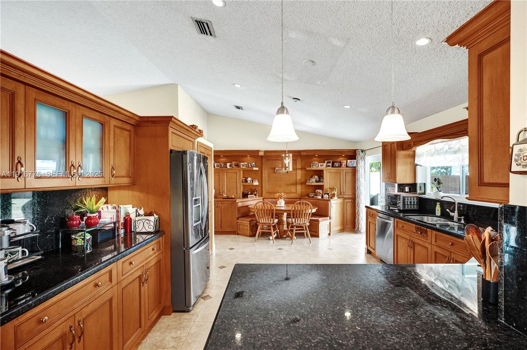 待售: $950,000 (4 贝兹, 2 浴室, 2341 平方英尺)