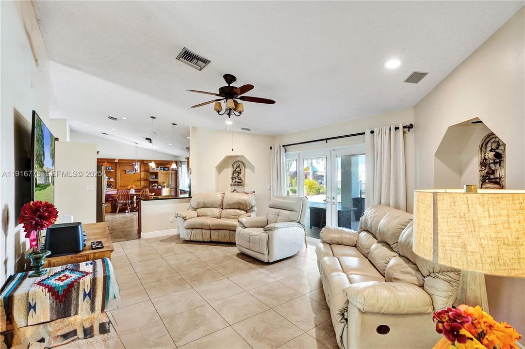 待售: $950,000 (4 贝兹, 2 浴室, 2341 平方英尺)