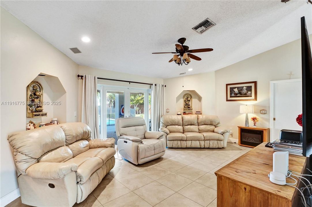 待售: $950,000 (4 贝兹, 2 浴室, 2341 平方英尺)