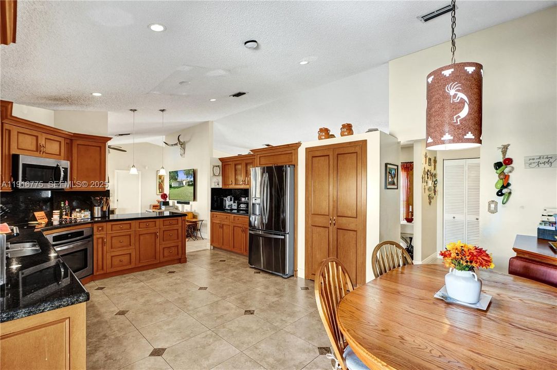 待售: $950,000 (4 贝兹, 2 浴室, 2341 平方英尺)