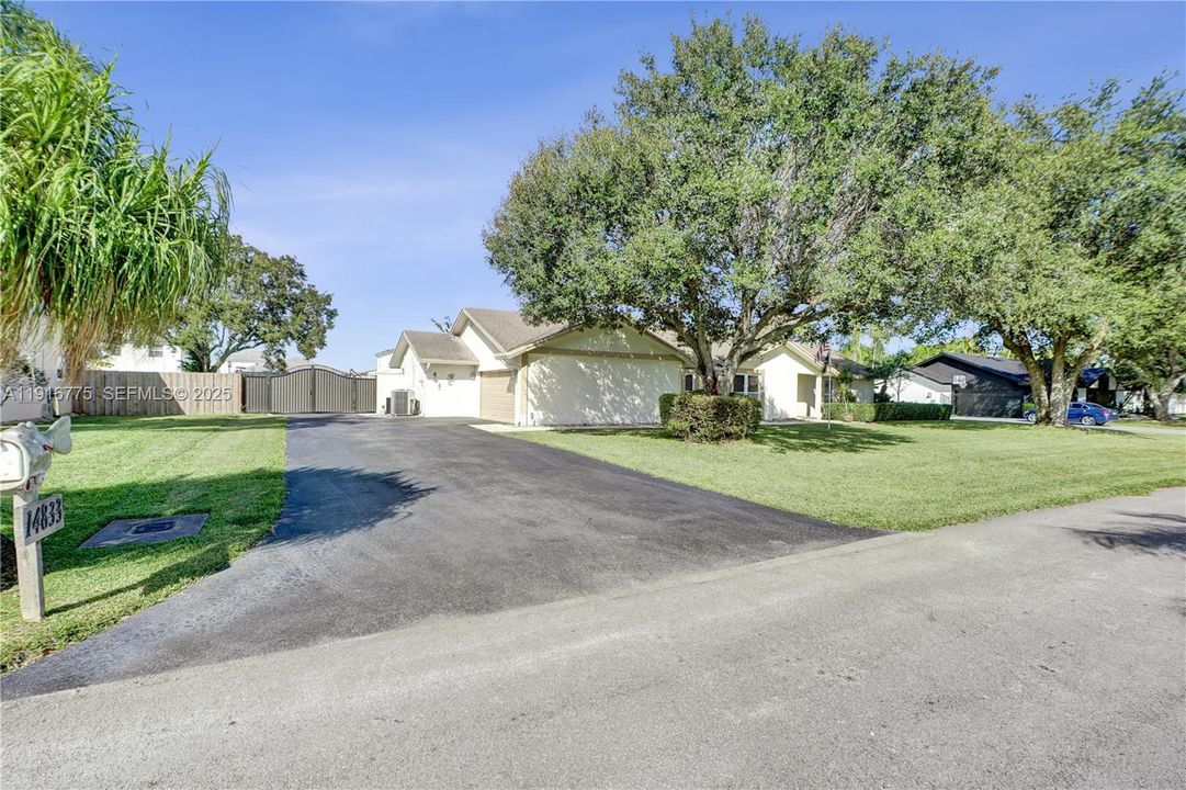 待售: $950,000 (4 贝兹, 2 浴室, 2341 平方英尺)